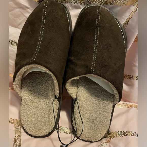 3/ $15 🌸 NWT! Cozy Brown Slippers, size 11M - Picture 4 of 6